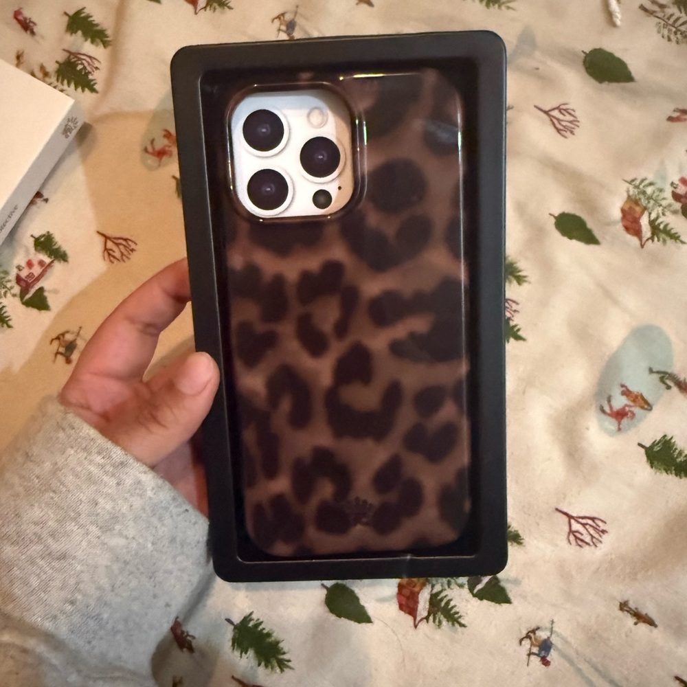 Velvet Caviar iPhone 16 Pro Max (It Girl Leopard)